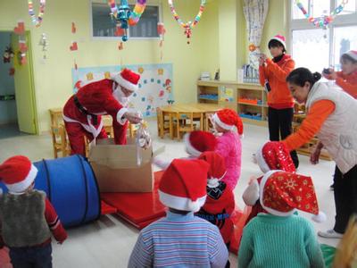 节快到了,幼儿园里充满了圣诞气氛,有的还忙着策划幼儿园圣诞亲子活动